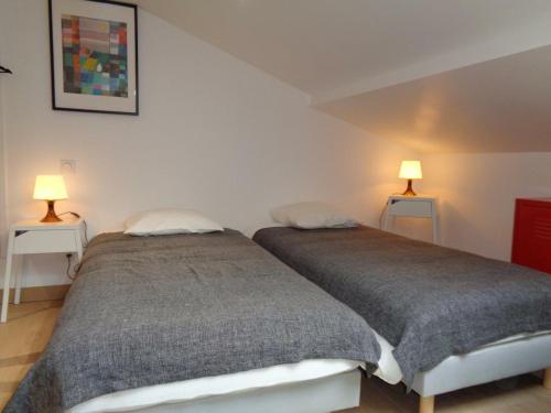 Postel nebo postele na pokoji v ubytování Gîte Maringes, 3 pièces, 4 personnes - FR-1-496-174