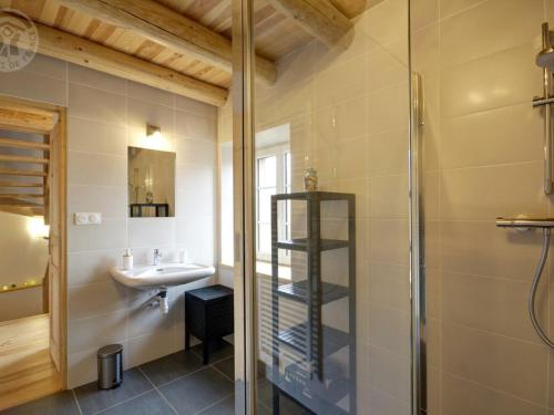 Kúpeľňa v ubytovaní Gîte Saint-Hilaire-Cusson-la-Valmitte, 4 pièces, 6 personnes - FR-1-496-206