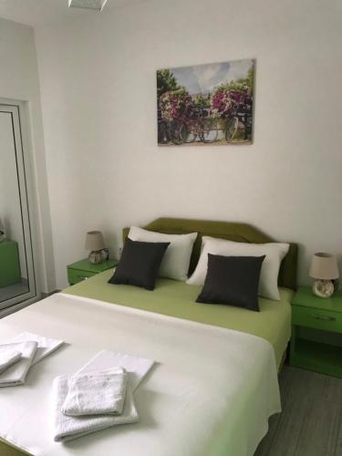 Ένα ή περισσότερα κρεβάτια σε δωμάτιο στο Apartments Blago Sutomore