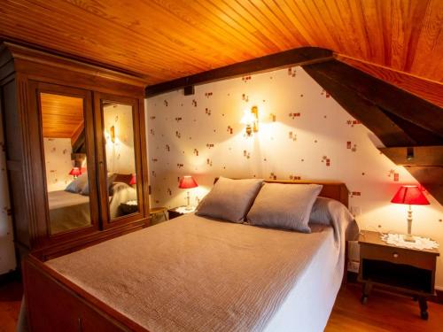 een slaapkamer met een groot bed in een kamer bij Gîte Doissat, 5 pièces, 8 personnes - FR-1-616-22 in Doissat