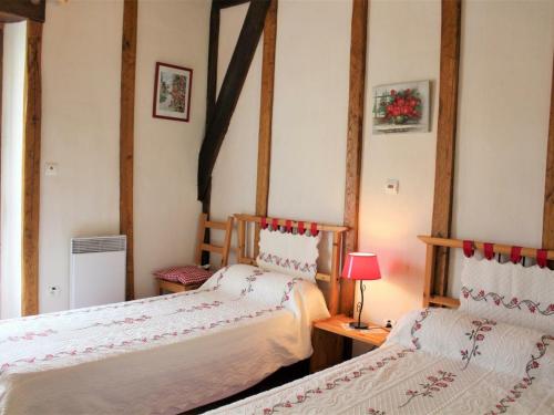1 dormitorio con 2 camas y mesa con lámpara en Gîte Mazeyrolles, 3 pièces, 4 personnes - FR-1-616-106 en Mazeyrolles