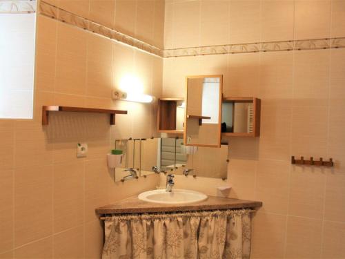 y baño con lavabo y espejo. en Gîte Mazeyrolles, 3 pièces, 4 personnes - FR-1-616-106, en Mazeyrolles