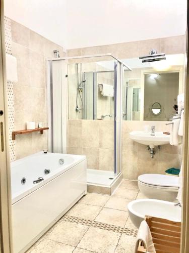 Ένα μπάνιο στο Rocca Sul Mare Hotel