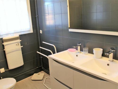 uma casa de banho com um lavatório e um WC em Gîte Mensignac, 3 pièces, 5 personnes - FR-1-616-40 em Mensignac