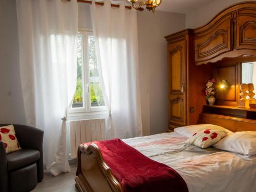 een slaapkamer met een groot bed en een raam bij Gîte Champcevinel, 4 pièces, 5 personnes - FR-1-616-99 in Champcevinel