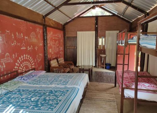 una camera con un letto, un divano e un letto a castello di Green Environment Stay a Kalyan