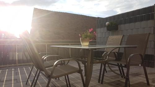 einen Tisch und Stühle auf einer Terrasse in der Unterkunft Busch`s Gästehaus mit FeWo und Gästezimmer in Rust