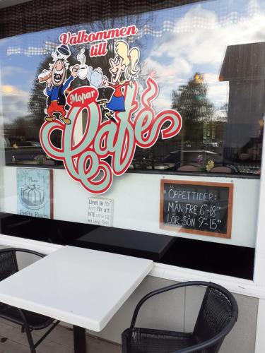 a window display of a darper restaurant with a white table at Hotell Greven in Vårgårda
