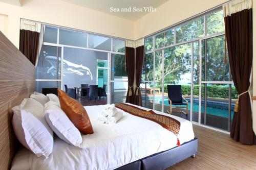 Ліжко або ліжка в номері Sea and Sea Villa Sangaroon