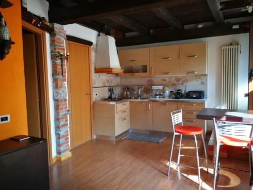 una cocina con mesa y 2 sillas. en Gabry’s Home, en Pianello Del Lario