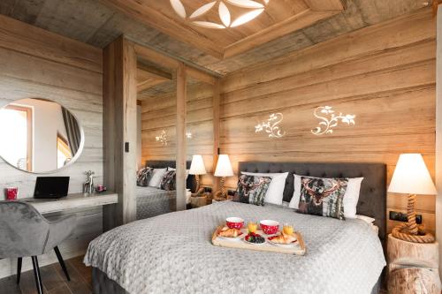 sypialnia z łóżkiem z tacą z jedzeniem w obiekcie Apartamenty Bachledzki Wierch Zakopane w Zakopanem