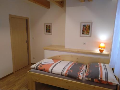 Postel nebo postele na pokoji v ubytování APARTMÁNY NA VÝSLUNÍ