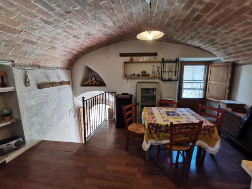 cocina y comedor con mesa y sillas en Casa MANETTA, en Calascio