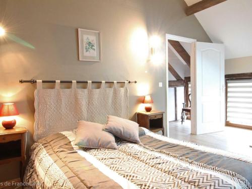 1 dormitorio con 1 cama grande y 2 almohadas en Gîte Le Ménil-de-Briouze, 3 pièces, 5 personnes - FR-1-497-30, en Le Ménil-de-Briouze