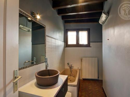 y baño con lavabo grande y bañera. en Gîte Les Salles, 3 pièces, 4 personnes - FR-1-496-161, en Les Salles