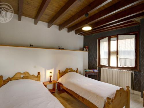 מיטה או מיטות בחדר ב-Gîte Les Salles, 3 pièces, 4 personnes - FR-1-496-161