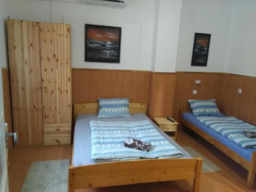 um quarto com duas camas num quarto em Muskatliapartman.cs2. em Paks