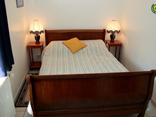 um quarto com uma cama com dois candeeiros em duas mesas em Gîte Wimille, 3 pièces, 4 personnes - FR-1-376-96 em Wimille
