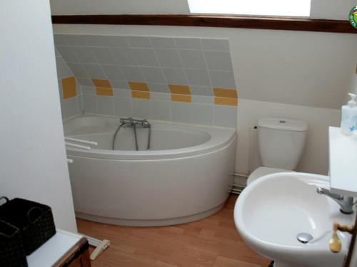 uma casa de banho com uma banheira, um WC e um lavatório. em Gîte Wimille, 3 pièces, 4 personnes - FR-1-376-96 em Wimille