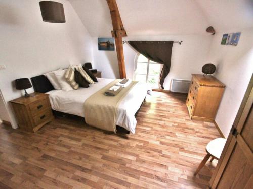 a bedroom with a bed and a wooden floor at Gîte Mouy, 3 pièces, 4 personnes - FR-1-526-19 in Mouy