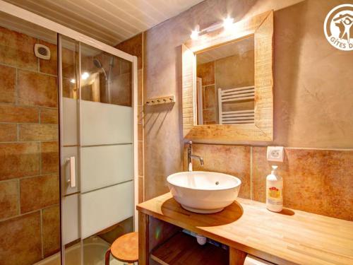 een badkamer met een wastafel en een glazen douche bij Gîte Saint-Étienne, 3 pièces, 4 personnes - FR-1-496-38 in Saint-Étienne