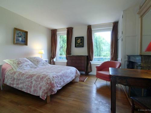 um quarto com uma cama, uma secretária e uma janela em Gîte Les Authieux-du-Puits, 3 pièces, 4 personnes - FR-1-497-114 em Les Authieux-du-Puits
