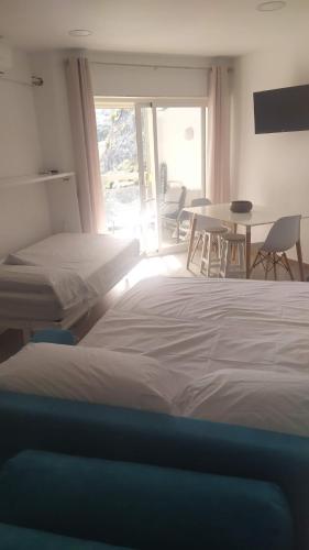 Posteľ alebo postele v izbe v ubytovaní Apartamento Estudio en Chinasol Primera Línea Playa San Cristóbal