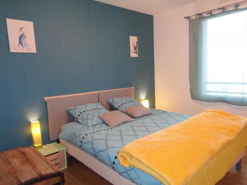 - une chambre avec un lit aux murs bleus et une fenêtre dans l'établissement Appartement Saint-Genest-Malifaux, 2 pièces, 2 personnes - FR-1-496-228, à Saint-Genest-Malifaux