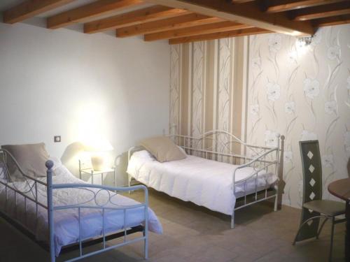 1 dormitorio con 2 camas de metal y mesa en Gîte Chirassimont, 7 pièces, 14 personnes - FR-1-496-65 en Chirassimont