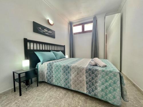 sypialnia z łóżkiem i oknem w obiekcie A91 Nice Flat w mieście San Bartolomé