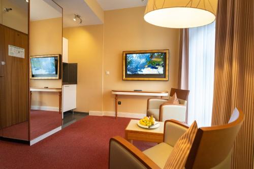 a hotel room with a waiting area with a living room at Hotel Kleiner Riesen in Koblenz