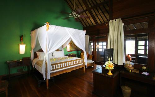 Postel nebo postele na pokoji v ubytování Hotel Tugu Bali