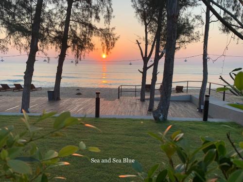 a view of the beach at sunset at Sea and Sea Villa Sangaroon in Ban Nam Tok