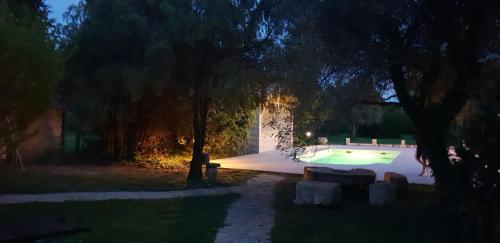 una piscina en un patio por la noche en Mas Tareau la Syrah, en Beaucaire