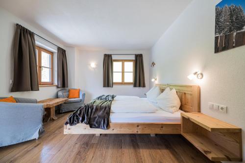 1 dormitorio con 1 cama y sala de estar en Haubenthal, en Villabassa