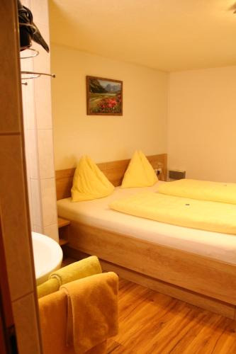 Una cama o camas en una habitación de Haus Waldheim