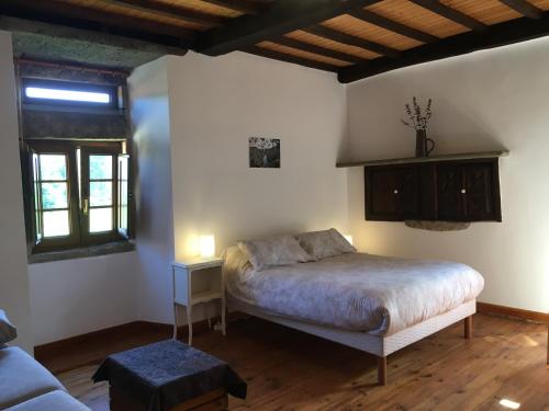 sypialnia z łóżkiem w pokoju w obiekcie O Fogar do Monte w mieście Sober