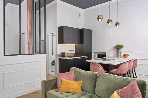 un salon avec un canapé et une table dans l'établissement L'Etoile du Sud - Les Maisons de Madeleine, à Nantes