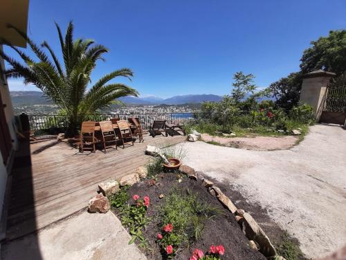 Gallery image of F3 FENETRE SUR JARDIN VUE MER ET MONTAGNE pour 4 VOYAGEURS in Ajaccio