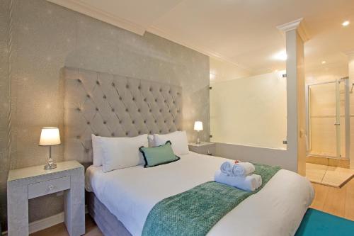 En eller flere senge i et værelse på Seaside Village by HostAgents