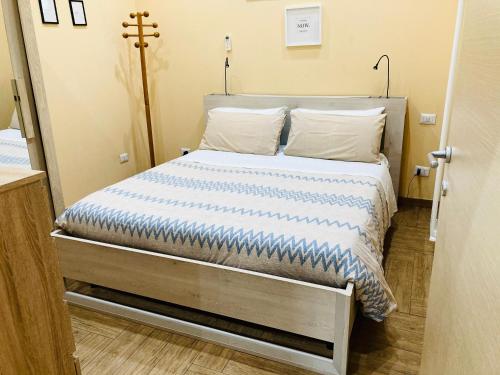 um quarto com uma cama com um edredão azul e branco em Villino Marcella em Roma