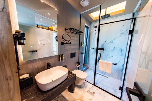 Ett badrum på Serenity Resort