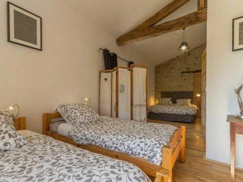 een slaapkamer met 2 bedden in een kamer bij Gîte Monnières, 2 pièces, 4 personnes - FR-1-306-985 in Monnières