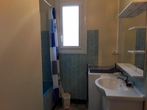 een badkamer met een wastafel en een raam bij Gîte Le Pont-Chrétien-Chabenet, 3 pièces, 4 personnes - FR-1-591-55 in Chabenet