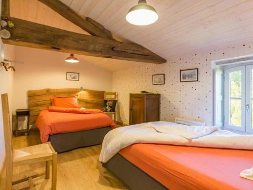 1 Schlafzimmer mit 2 Betten und einem Fenster in der Unterkunft Gîte Rouans, 4 pièces, 6 personnes - FR-1-306-1059 in Rouans