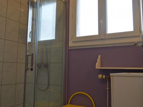 Gîte Montipouret, 3 pièces, 4 personnes - FR-1-591-190 في Montipouret: حمام مع دش وكرسي اصفر