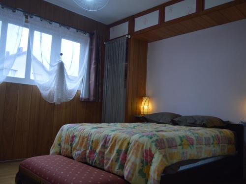 een slaapkamer met een bed en een raam bij Appartement Châteauroux, 3 pièces, 4 personnes - FR-1-591-191 in Châteauroux