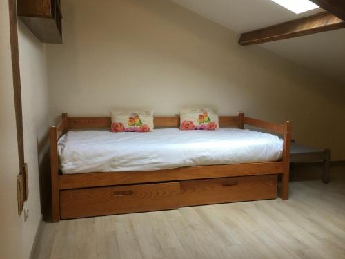 Schlafzimmer mit einem Bett mit weißer Bettwäsche und Kissen in der Unterkunft Gîte Toul, 2 pièces, 3 personnes - FR-1-584-60 in Toul