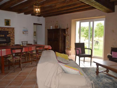 uma sala de estar com um sofá e uma mesa em Gîte Argenton-sur-Creuse, 7 pièces, 12 personnes - FR-1-591-209 em Argenton-sur-Creuse