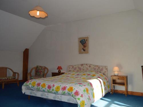 um quarto com uma cama e 2 cadeiras em Gîte Argenton-sur-Creuse, 7 pièces, 12 personnes - FR-1-591-209 em Argenton-sur-Creuse